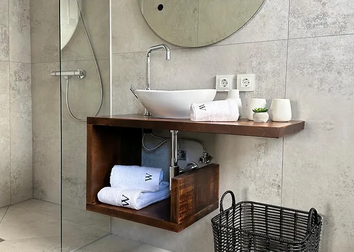 Coastal Retreat With Sea Views -studio 4 *