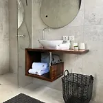 Coastal Retreat With Sea Views -studio 4 *