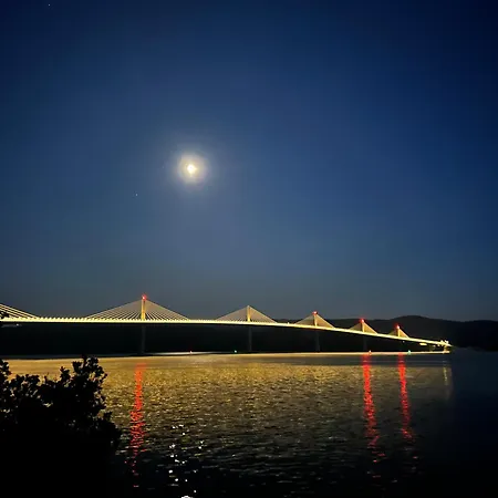 Coastal Retreat With Sea Views Lägenhet