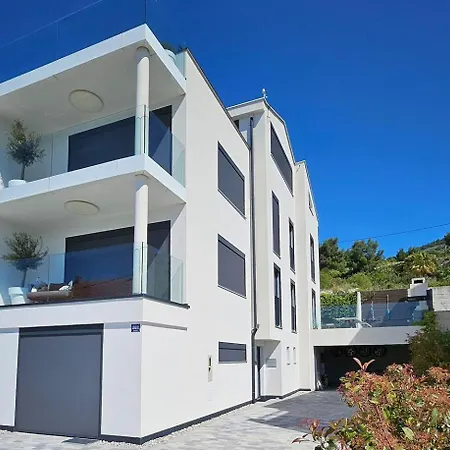 Coastal Retreat With Sea Views
