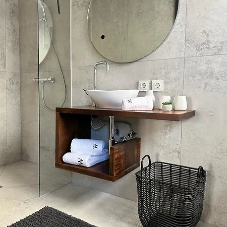 Coastal Retreat With Sea Views -studio 4 *