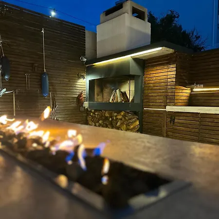 Coastal Retreat With Sea Views -studio 4 Daire *